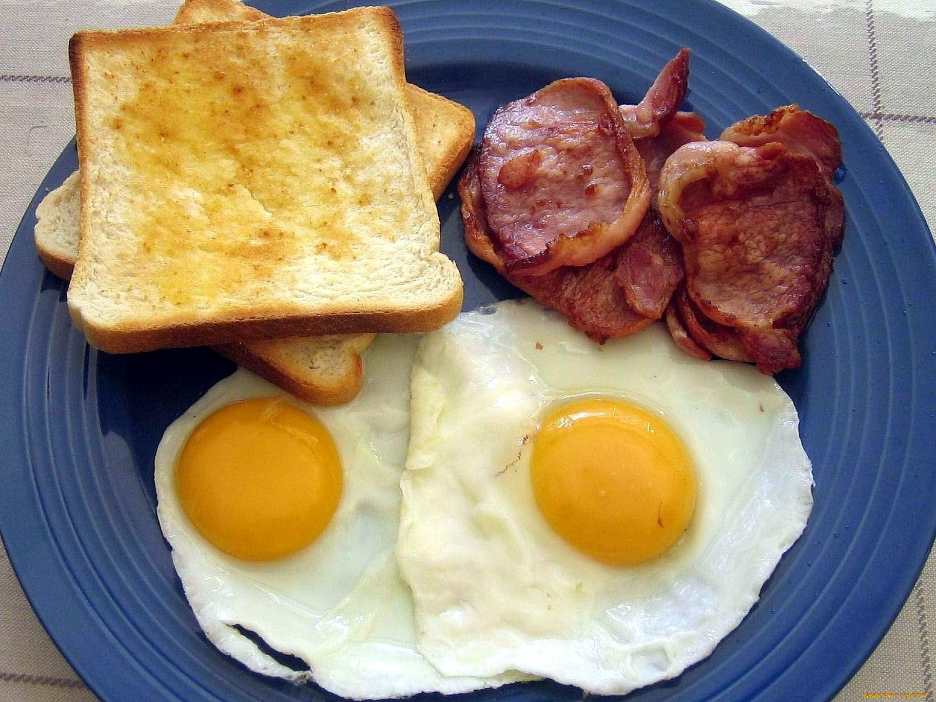 Английский завтрак яйца. Яичница глазунья с беконом. Завтрак яичница с беконом. Завтрак с беконом и яйцами. Жареный бекон с яичницей.